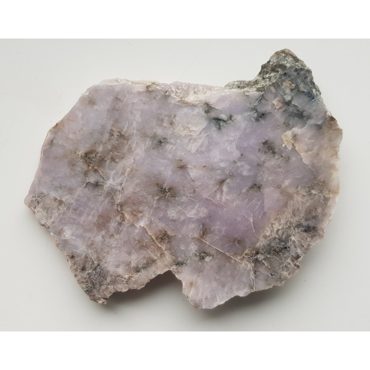 Fioletowawy kwarc pegmatytowy z serpentynitów Wzgórz Kiełczyńskich