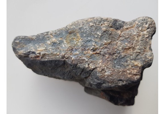 Błękitnawy, naciekowy hialit na łupkach kwarcytowych z okolic Siedlimowic