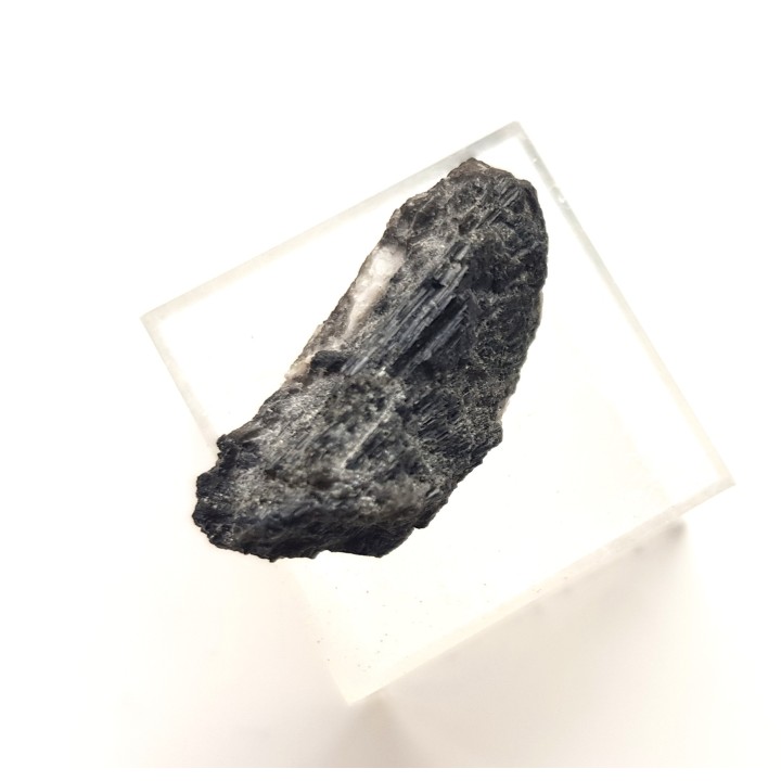 Turmalin z pegmatytów strzegomskich