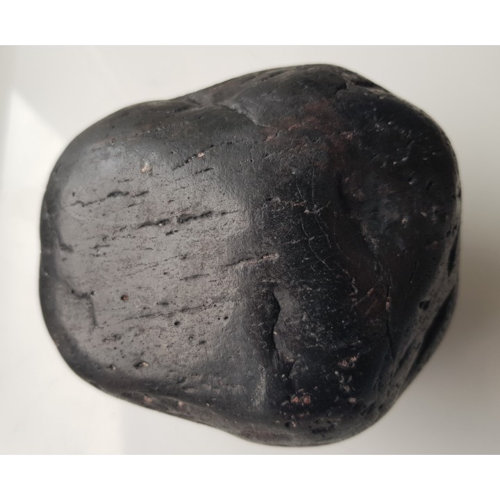 Pełny otoczak lidytu z naturalnym polerem z kulmu niecki śródsudeckiej z Jedliny koło Wałbrzycha