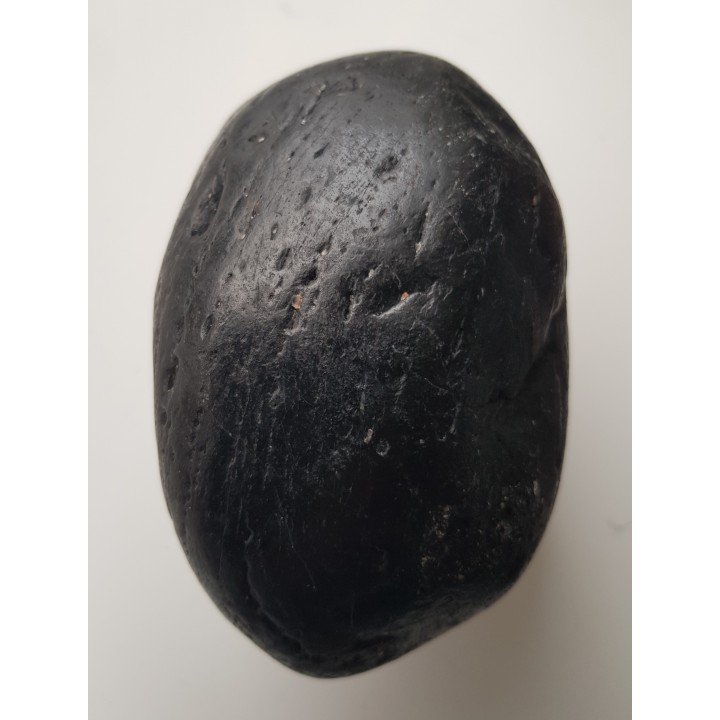 Pełny otoczak lidytu z naturalnym polerem z kulmu niecki śródsudeckiej z Jedliny koło Wałbrzycha