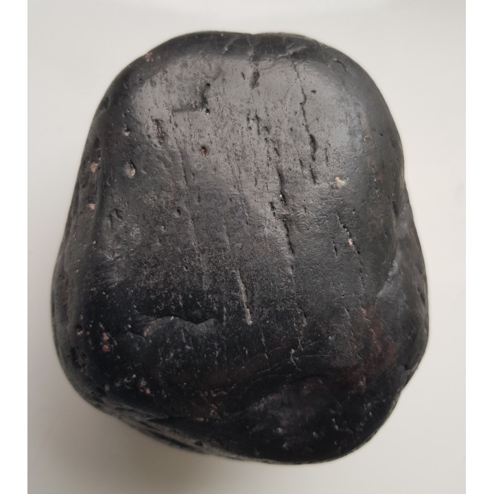 Pełny otoczak lidytu z naturalnym polerem z kulmu niecki śródsudeckiej z Jedliny koło Wałbrzycha