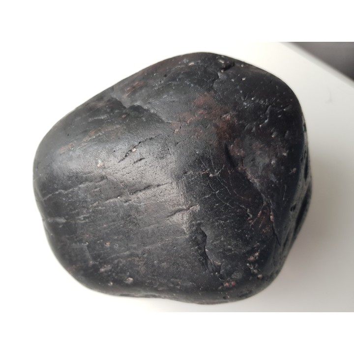 Pełny otoczak lidytu z naturalnym polerem z kulmu niecki śródsudeckiej z Jedliny koło Wałbrzycha