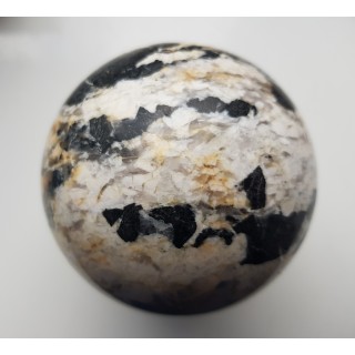 Piękna kula z pegmatytu sowiogórskiego z turmalinami