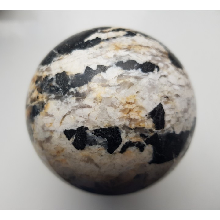 Piękna kula z pegmatytu sowiogórskiego z turmalinami