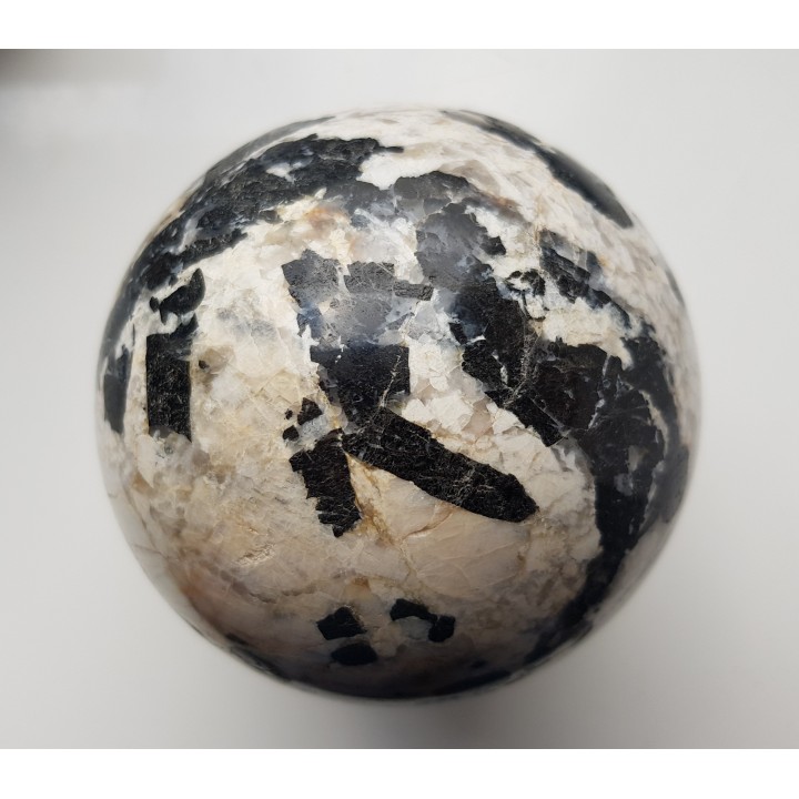 Piękna kula z pegmatytu sowiogórskiego z turmalinami