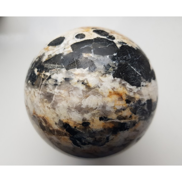 Piękna kula z pegmatytu sowiogórskiego z turmalinami