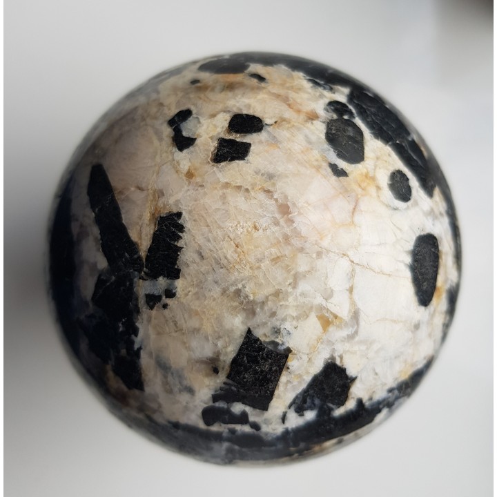 Piękna kula z pegmatytu sowiogórskiego z turmalinami