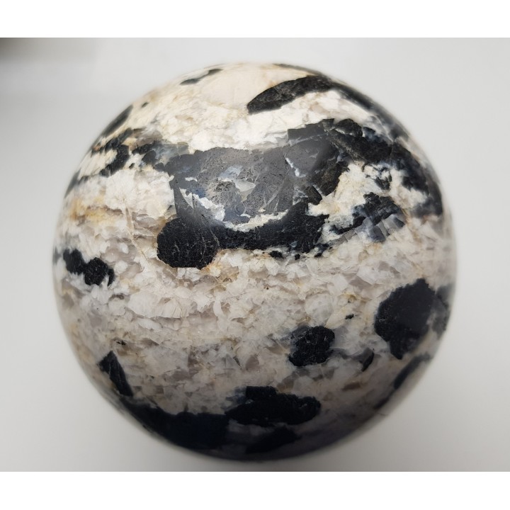 Piękna kula z pegmatytu sowiogórskiego z turmalinami