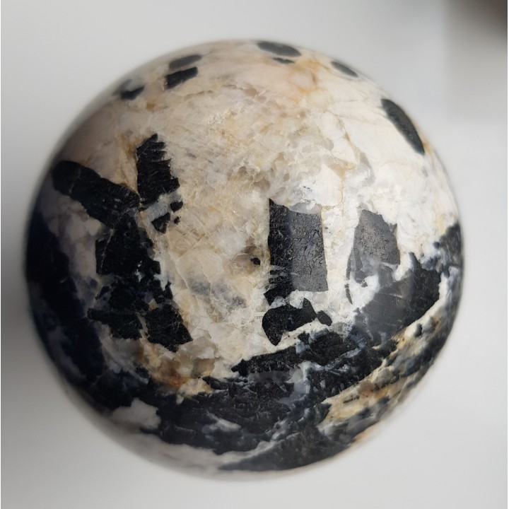 Piękna kula z pegmatytu sowiogórskiego z turmalinami