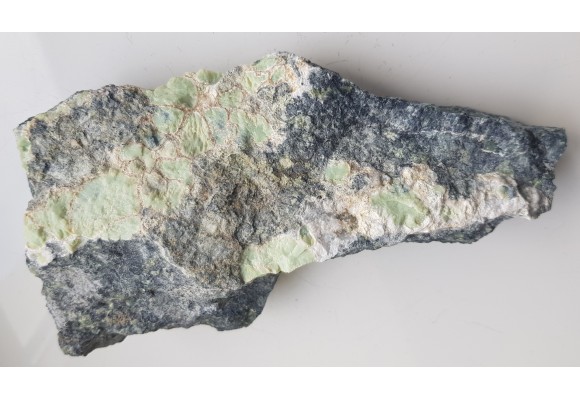 Minerały z grupy serpentynu w postaci owalnych skupień z Nasławic