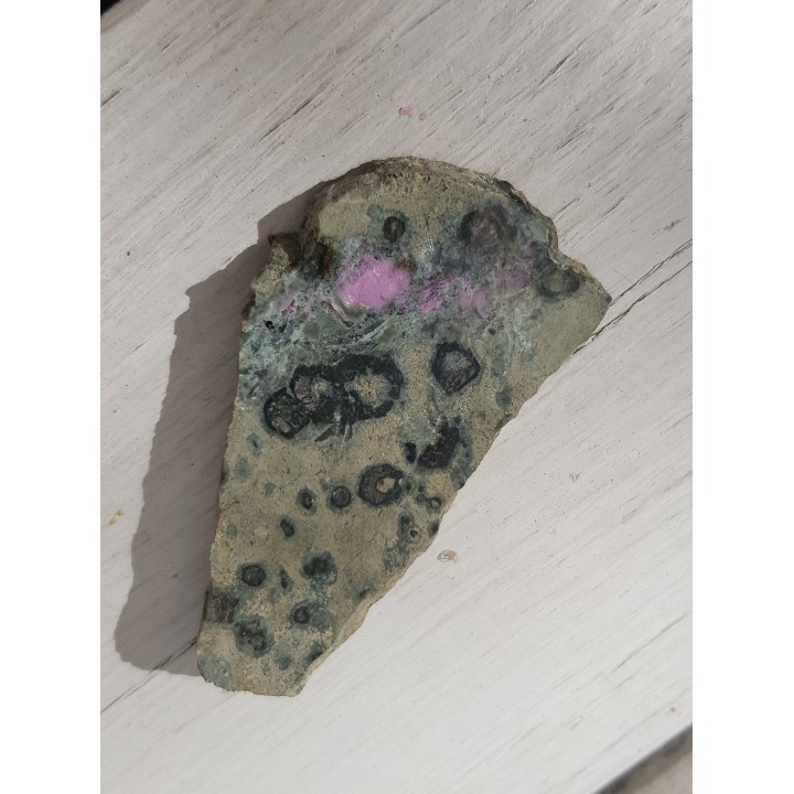 Duży rubin w eklogicie z Bystrzycy Grn.