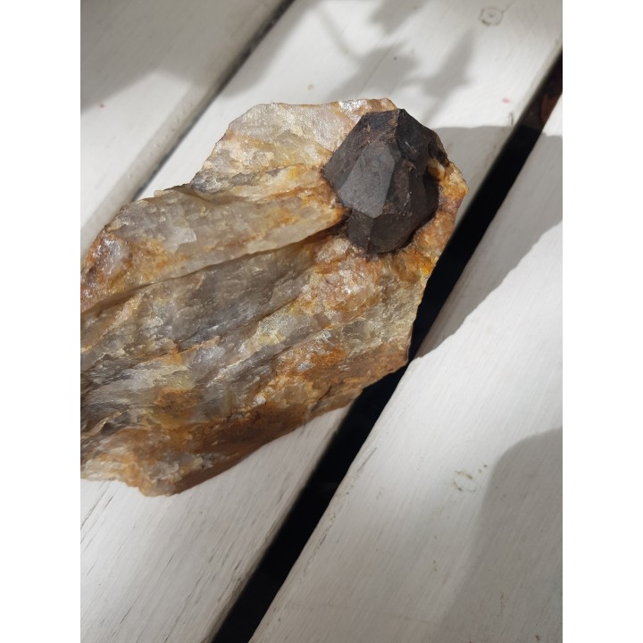 Duży, idealnie wykształcony granat w kwarcu z Gór Sowich