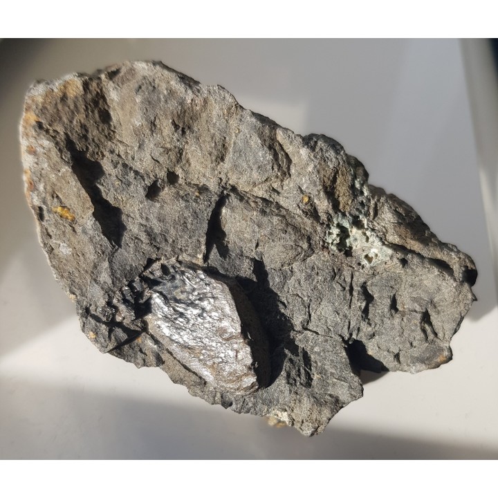 Wielki ksenokryształ piroksenu w bazalcie z Lutyni k. Lądka Zdroju