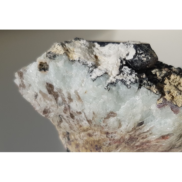 Kwarc dymny z bavenitem ze Strzegomia