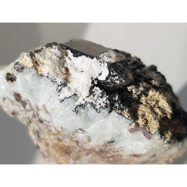 Kwarc dymny z bavenitem ze Strzegomia