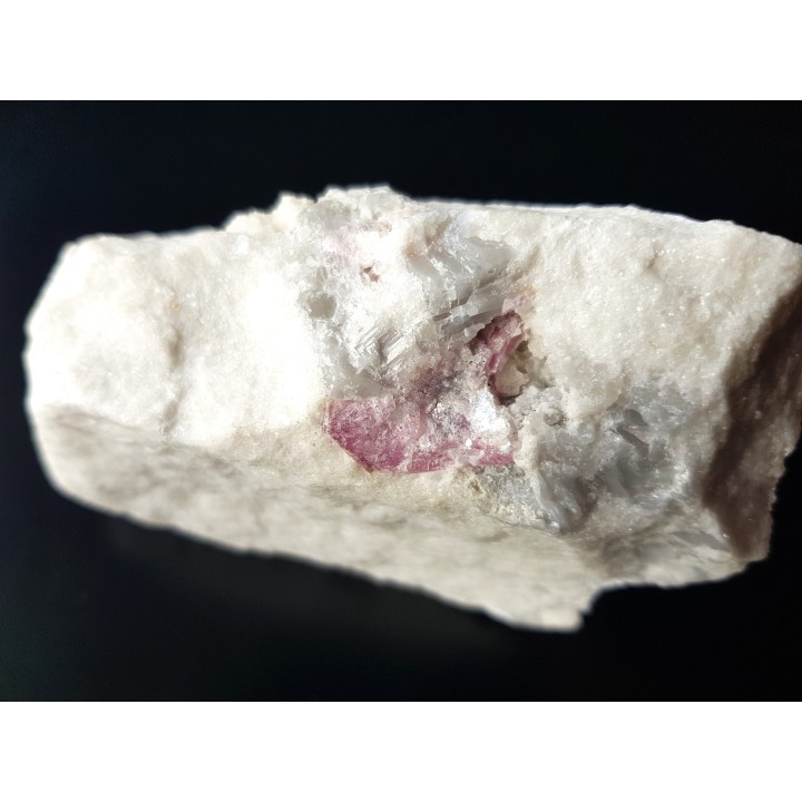 Rubin w marmurze z Prilepu (Macedonia Płn.)