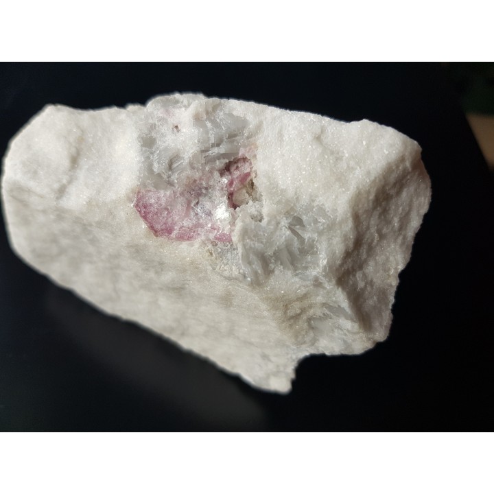 Rubin w marmurze z Prilepu (Macedonia Płn.)