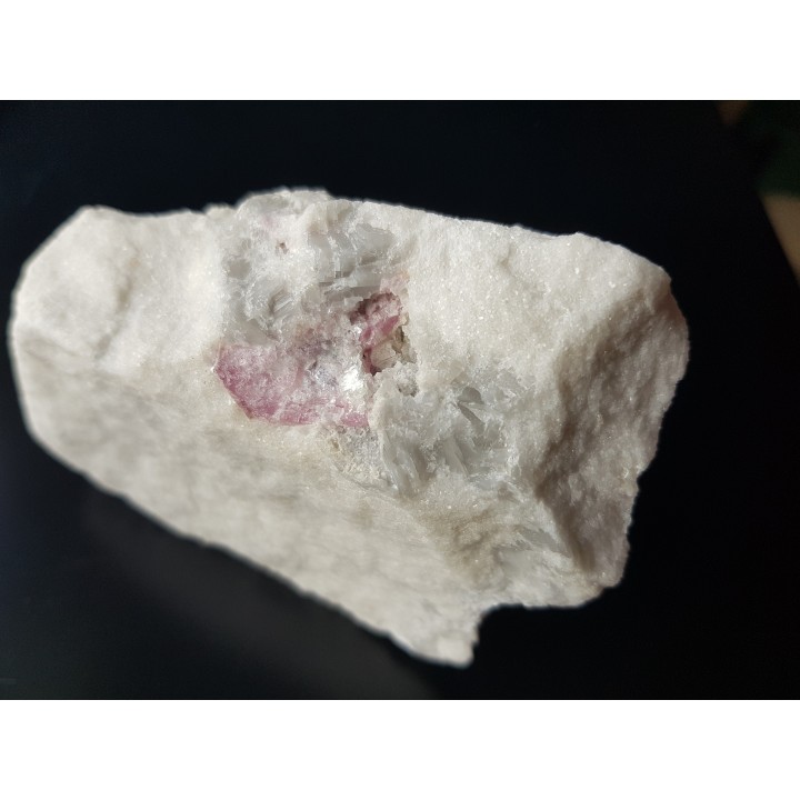 Rubin w marmurze z Prilepu (Macedonia Płn.)