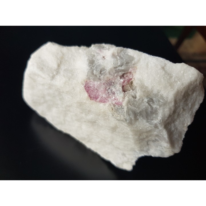 Rubin w marmurze z Prilepu (Macedonia Płn.)