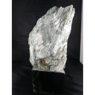 Statueta wykorzystująca naturalne kształty kamienia