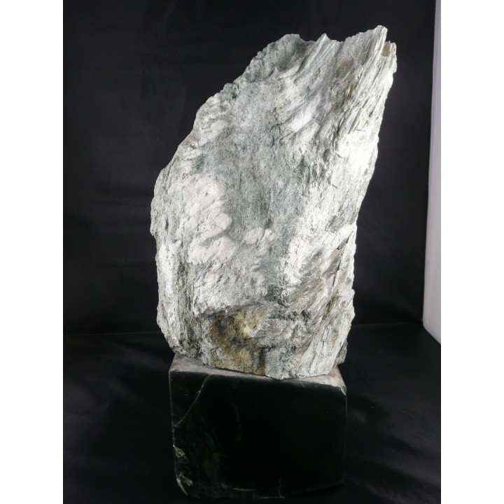 Statueta wykorzystująca naturalne kształty kamienia