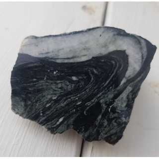 Polerowany przekrój przez fałd w łupkach amfibolowych