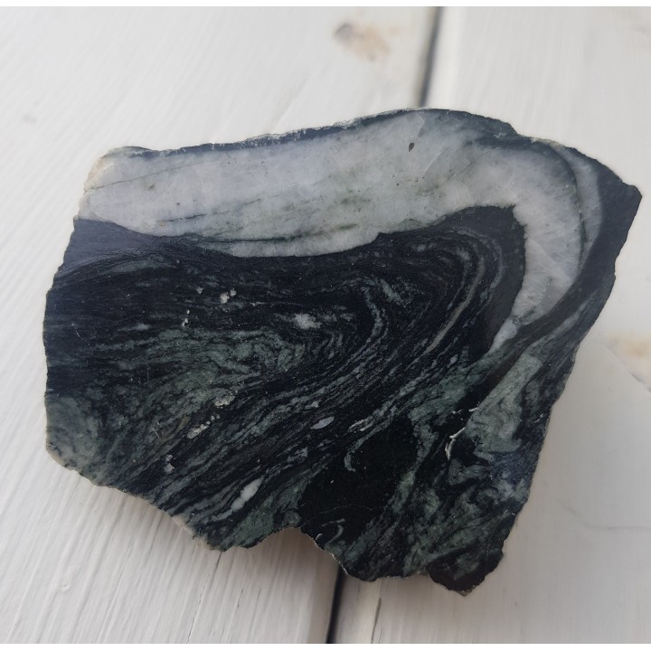 Polerowany przekrój przez fałd w łupkach amfibolowych