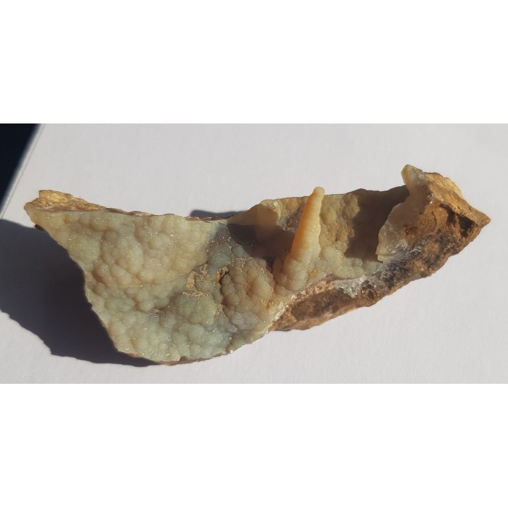 Naciekowe skupienia chalcedonu ze Sławniowic