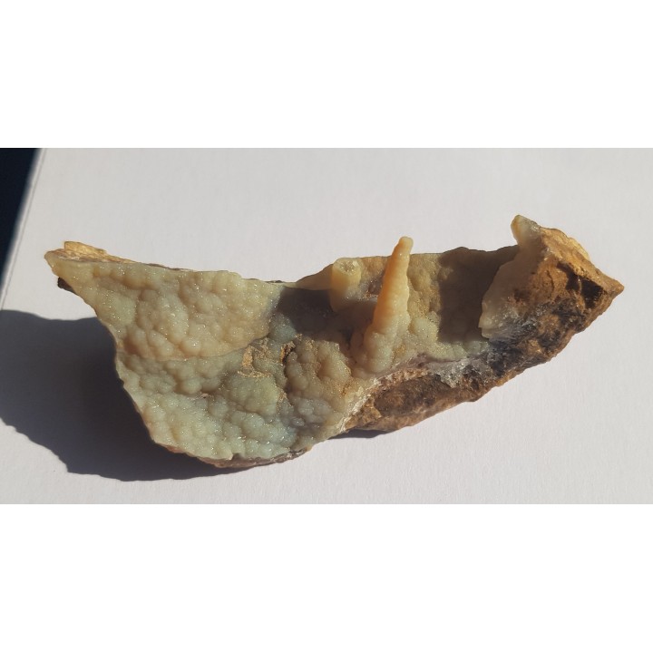 Naciekowe skupienia chalcedonu ze Sławniowic