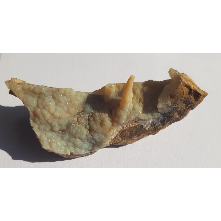 Naciekowe skupienia chalcedonu ze Sławniowic