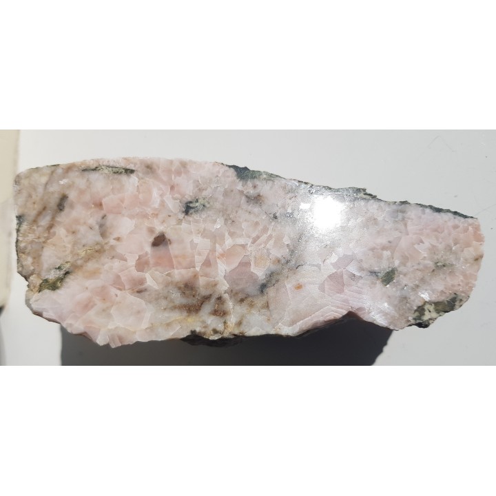 Żyła różowego kalcytu z gabra ze Słupca