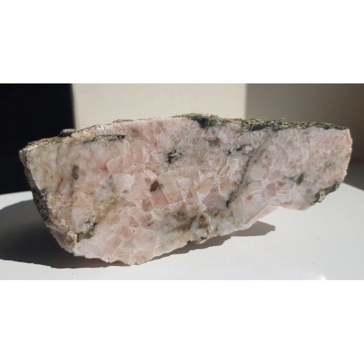 Żyła różowego kalcytu z gabra ze Słupca