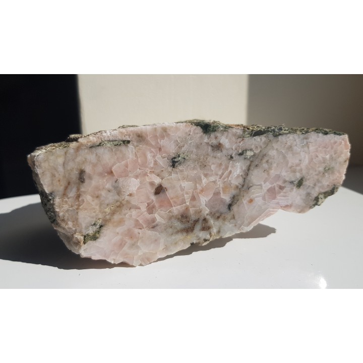 Żyła różowego kalcytu z gabra ze Słupca