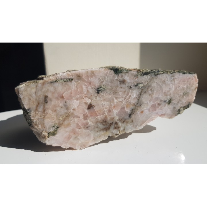 Żyła różowego kalcytu z gabra ze Słupca