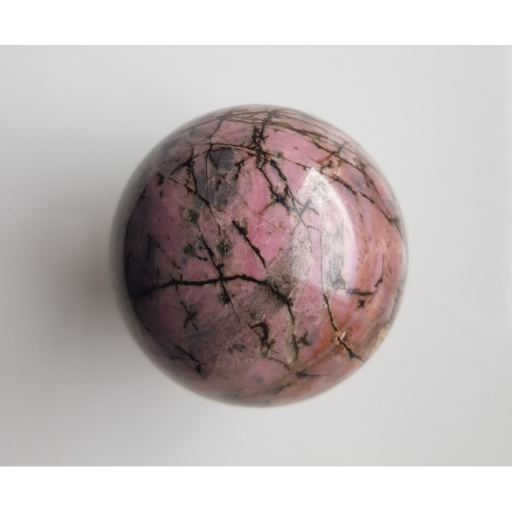 Unikatowa kula z rodonitu z Iacobeni w Rumunii