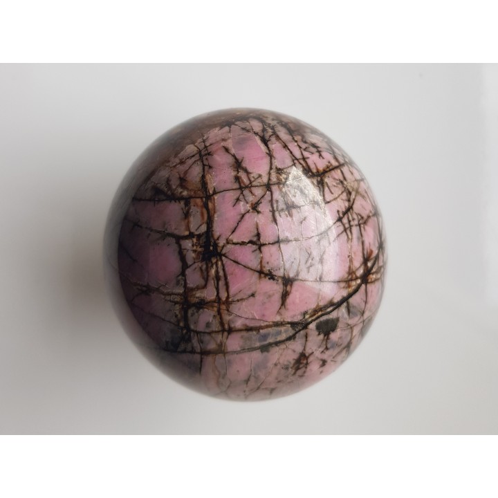 Unikatowa kula z rodonitu z Iacobeni w Rumunii