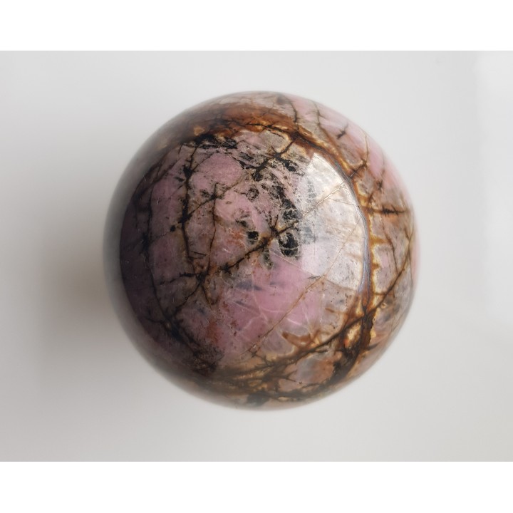 Unikatowa kula z rodonitu z Iacobeni w Rumunii