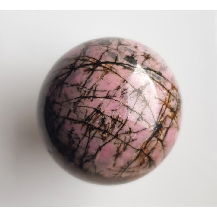 Unikatowa kula z rodonitu z Iacobeni w Rumunii