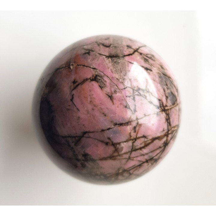 Unikatowa kula z rodonitu z Iacobeni w Rumunii