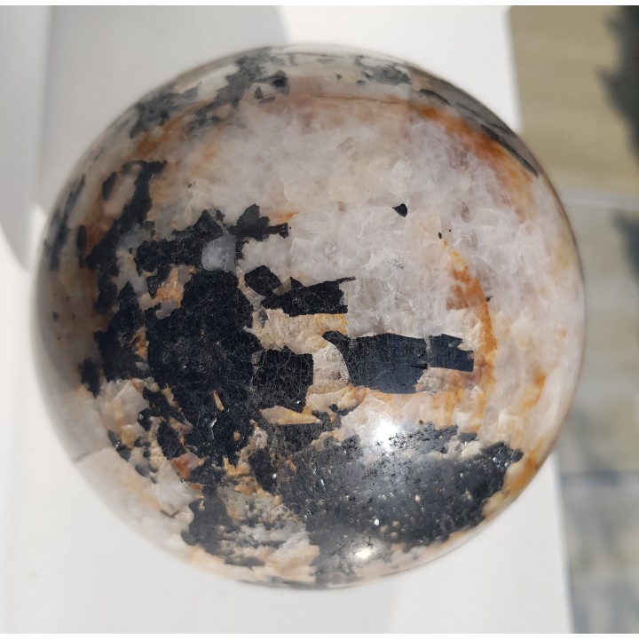 Duża kula z żyły kwarcowej z turmalinami z Bułgarii