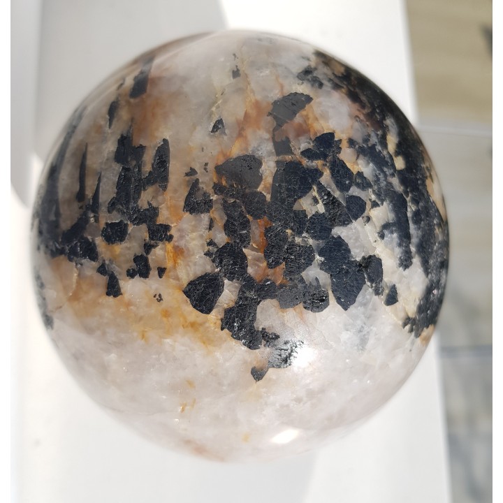 Duża kula z żyły kwarcowej z turmalinami z Bułgarii