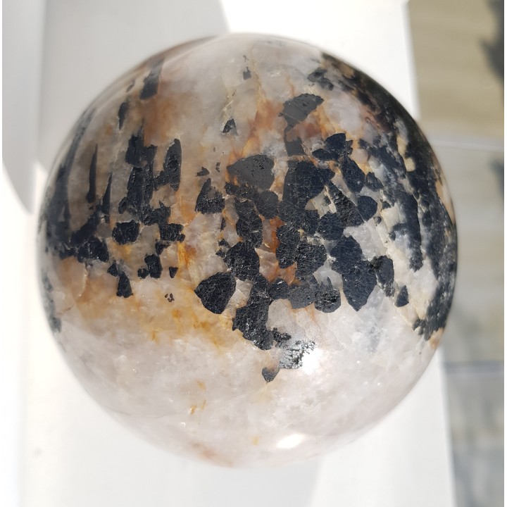 Duża kula z żyły kwarcowej z turmalinami z Bułgarii