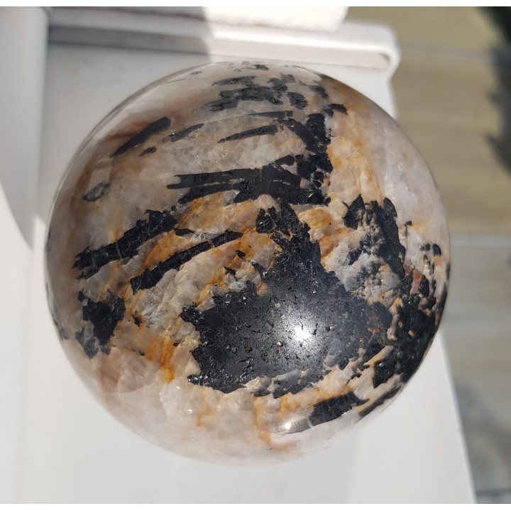 Duża kula z żyły kwarcowej z turmalinami z Bułgarii