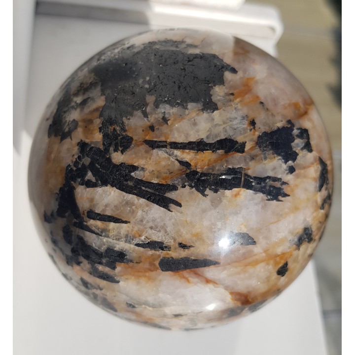 Duża kula z żyły kwarcowej z turmalinami z Bułgarii