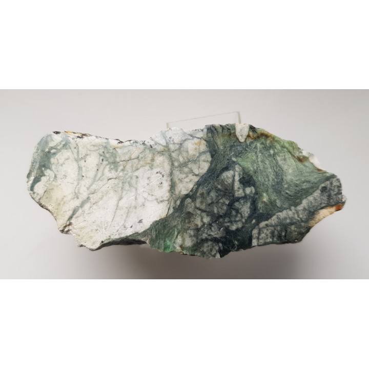 Rodingit z wtrąceniami minerałów chromu z Jordanowa Śląskiego