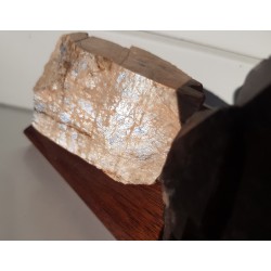 Dwa minerały z jednej lokalizacji - kamień księżycowy i kwarc dymny