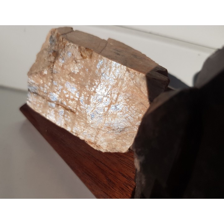 Dwa minerały z jednej lokalizacji - kamień księżycowy i kwarc dymny