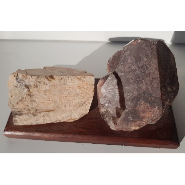 Dwa minerały z jednej lokalizacji - kamień księżycowy i kwarc dymny