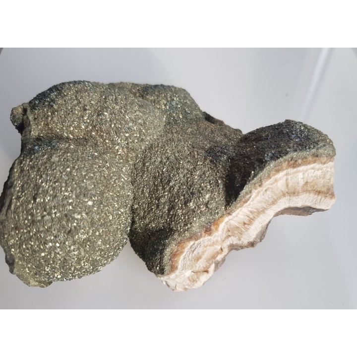 Okaz barytu pokrytego markasytem z LGOM